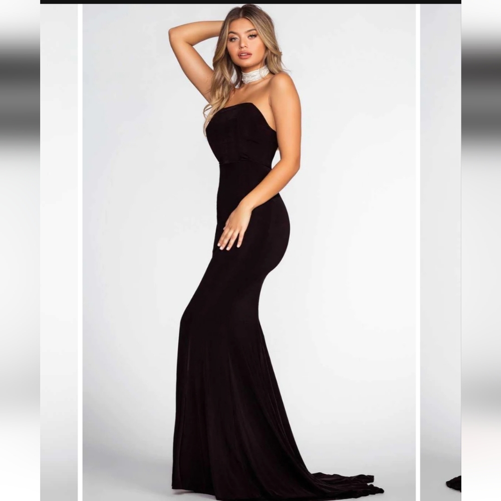 BLACK STRAPLESS GOWN